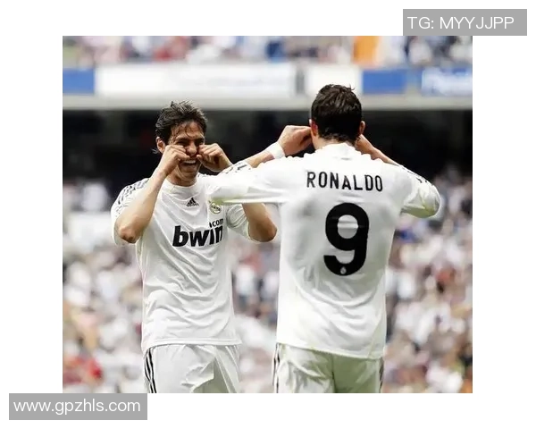 C罗与卡卡的巅峰对决回顾：足球传奇的精彩瞬间与技术较量