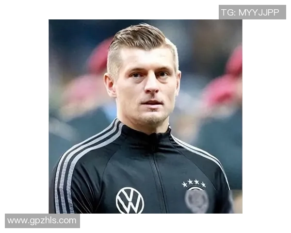 克罗斯的足球传奇之路：从青训到世界顶级中场的蜕变与荣耀