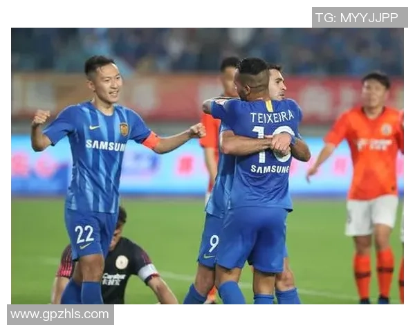 江苏苏宁与鲁能激战正酣海报展现精彩对决瞬间与球队精神风貌 江苏苏宁与鲁能激战正酣海报展现精彩对决瞬间与球队精神风貌